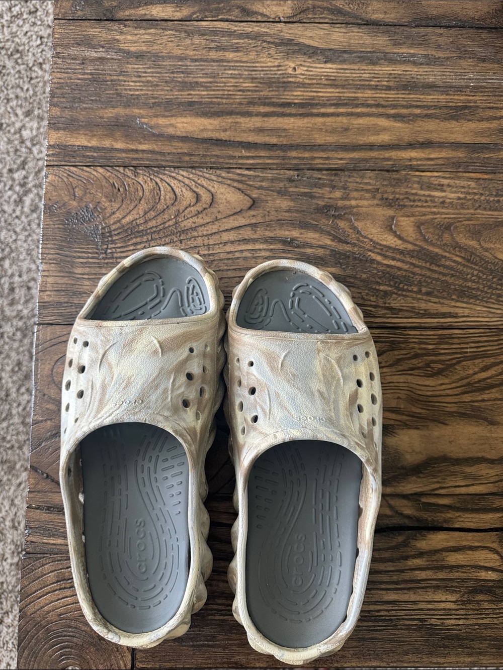 CROCS Marbled Beige Slide with Gray Footbed